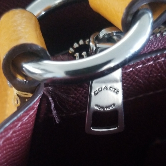 Coach Mustard Yellow Leather Shoulder Bag the detachable strap is missing❤ - Picture 8 of 10